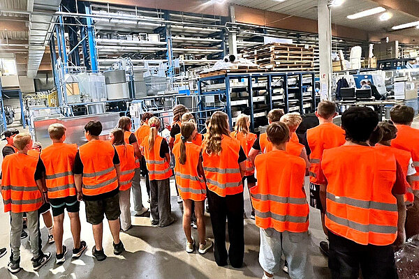 Schülerinnen und Schüler beim Betriebsrundgang durch die Produktion von NESTRO Lufttechnik in Schkölen